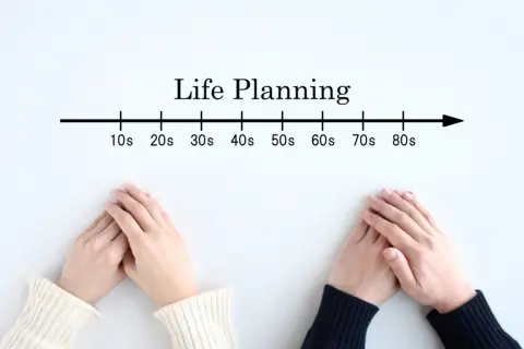 50代共働きで世帯年収「1200万円」ですが、貯金は「300万円」しかありません。夫は「収入が多いから心配ない」と楽観的ですが、老後を考えると少なすぎるのでしょうか？