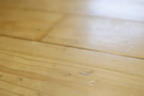 賃貸住宅を退去する際、家具を置いていた場所の床に「へこみ」が…。大家からフローリングの張り替えに「15万円」かかると言われましたが、普通に家具を置いていただけでも借主が負担するのでしょうか？