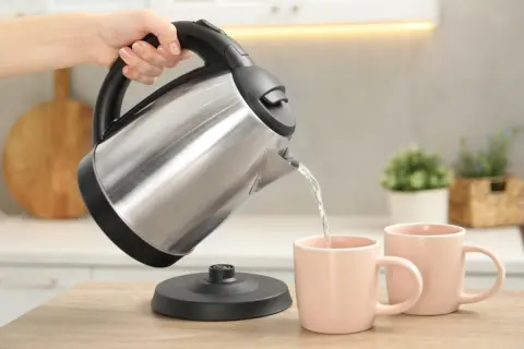 夫は電気ポットを朝から夜までずっと「保温」。母から「6時間使わないならコンセントからプラグを抜いた方が年間3000円以上安くなる」と言われましたが、本当にそれほど節約できるのでしょうか？