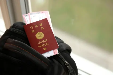 数年ぶりの“家族での海外旅行”のはずが、空港で「パスポートの有効期限が5ヶ月なので…」と搭乗拒否されショック！ 節約でねん出した“航空券・ホテル代”の「合計40万円」が紙くずに!? 残存期間の国際ルール