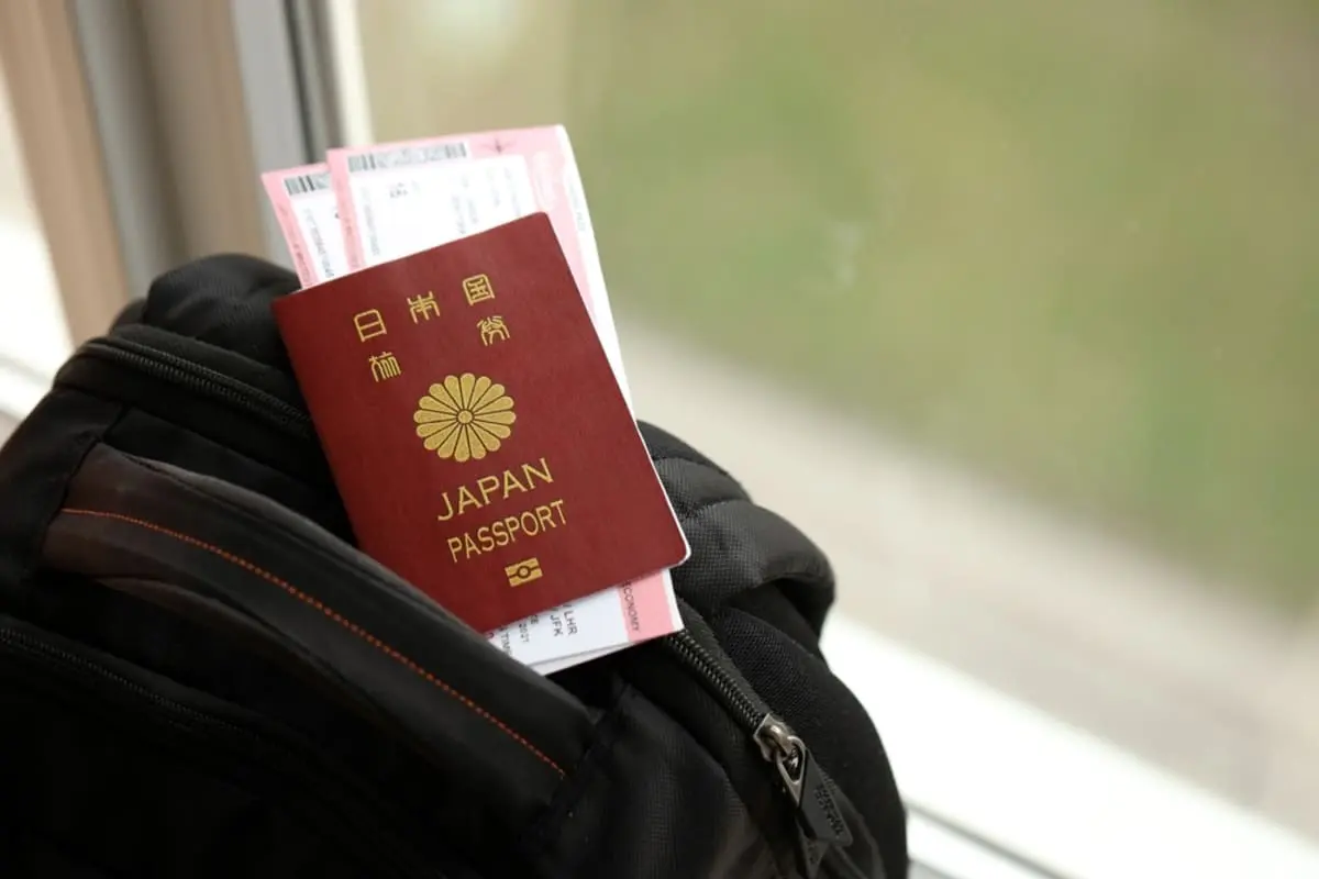 数年ぶりの“家族での海外旅行”のはずが、空港で「パスポートの有効期限が5ヶ月なので…」と搭乗拒否されショック！ 節約でねん出した“航空券・ホテル代”の「合計40万円」が紙くずに!? 残存期間の国際ルール