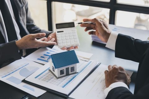 築40年の実家について、不動産会社から「1200万円ならすぐ売れる」と提案されました。時間をかければ、もっと高く売れる可能性はあるのでしょうか？