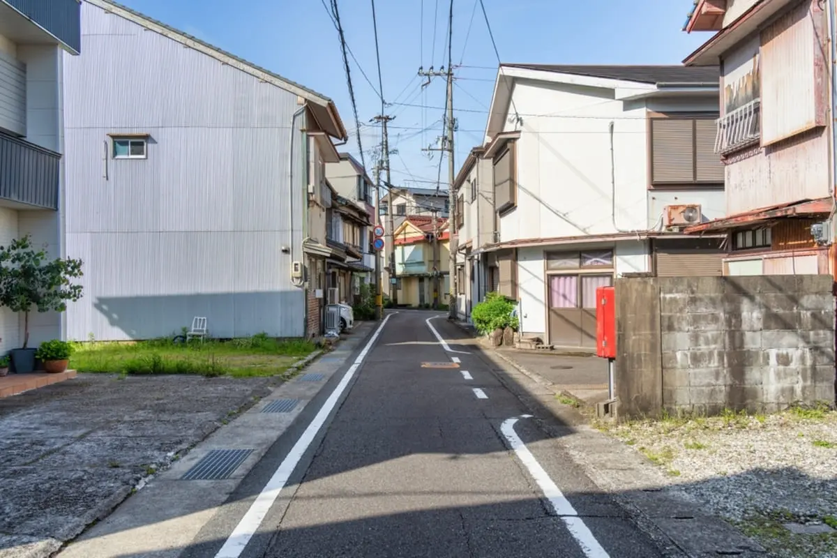 9月から“法定速度”が「住宅街など生活道路は30km」に引き下げも「田舎で運転してみろ」「実態を理解してない」など、ドライバーから不満の声が多数…「都会基準」は地方で不便？ 改正内容を確認