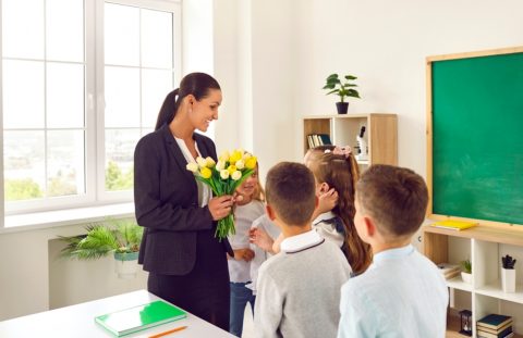 新学期の保護者会で「クラス全員で先生へのプレゼントを用意する」と言われました。参加しない家庭でも、お金だけは負担するのが普通なのでしょうか？
