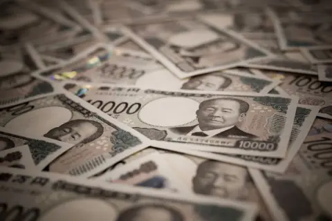 台風で実家が浸水し、タンス預金の「100万円」が水浸しに…。乾かす途中でお札が破れてしまいましたが、日本銀行で全額交換してもらえるのでしょうか？
