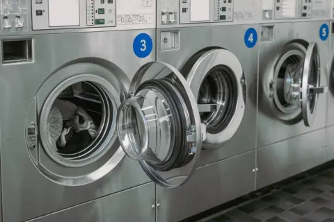 自宅に洗濯機があるのに、妻は雨の日になるとコインランドリーの乾燥機を使います。「時間を買っている」と言いますが、毎回利用しても家で乾かすより得なのでしょうか？