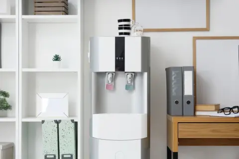 ショッピングモールで勧められ、その場で「ウオーターサーバー」を契約しました。帰宅して冷静に考えると不要なのですが、すぐ解約しても違約金がかかるのでしょうか？