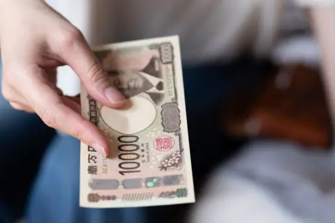 50代会社員の夫、お小遣いは月「5万円」です。本人は「年収700万円ならこれくらい普通」と言いますが、年間「60万円」は使いすぎ？ 会社員のお小遣い相場はどれくらいなのでしょうか？