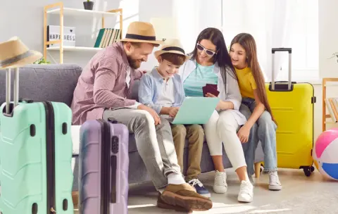 子どもの友だちが、夏休みに家族でハワイ旅行に行ったそうです。今は物価もかなり高く、食事やホテル代も日本とは比べものにならないとか。家族4人でハワイに行く場合、今だと総額いくらくらいかかるものなのでしょうか？