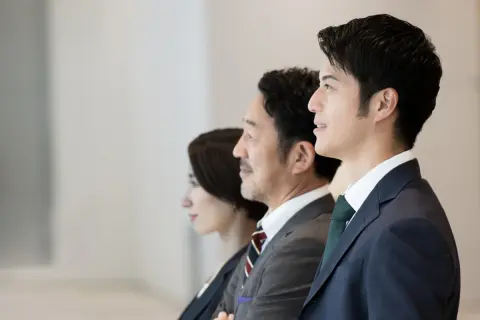50代で管理職の夫は年収「800万円」。「管理職だから当然」と言いますが、友人は「管理職じゃなくてもそれくらい稼ぐ人はいる」とのこと。実際、役職によって給与はどれくらい変わるのでしょうか？