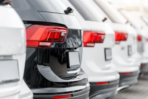 中古車販売店で、登録から「1年」しかたっていない車が新車より100万円近く安く売られていました。ほとんど新車なのに、なぜこんなに安いのでしょうか？ 購入する際の注意点はありますか？
