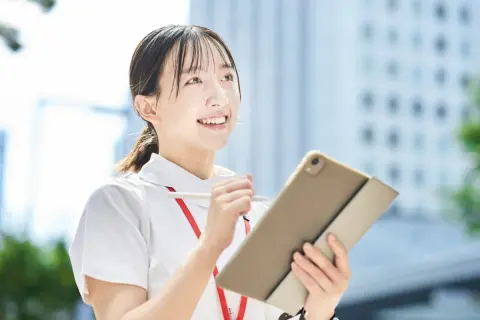 母が薬剤師で、「薬剤師の資格を取れば安定して稼げる」と勧められています。看護師も気になっているのですが、薬剤師と看護師、どちらのほうが稼げますか？