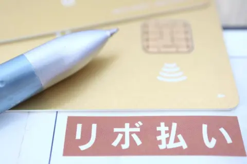娘が「30万円」のブランドバッグを「リボ払いなら月1万円で買える」と言っていて心配…。一括で買う場合と比べて、どれくらい負担が増えるのでしょうか？