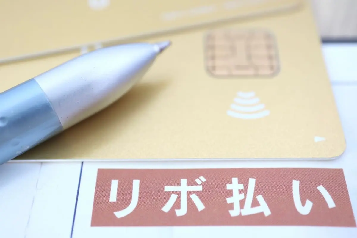 娘が「30万円」のブランドバッグを「リボ払いなら月1万円で買える」と言っていて心配…。一括で買う場合と比べて、どれくらい負担が増えるのでしょうか？