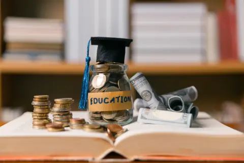 「年収300万円だから奨学金の返還は待ってもらえる」とタカをくくっていた息子。しかし実家暮らしだと“親の年収”も合算され、容赦なく「数十万円の一括返還」を迫られるって本当ですか？