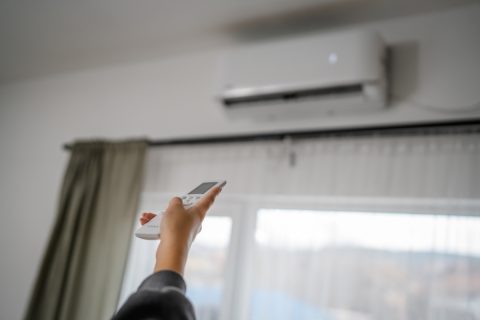 父はエアコンをこまめに消し、「つけっぱなしより節電になる」と言います。30分ほどの外出でも毎回切るほうが、電気代は本当に安くなるのでしょうか？