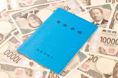 「男の健康寿命なんて73歳だから」と、年金20万円を「60歳から15万円」で“繰り上げて受け取る”という父…平均寿命は81歳ですが「元気なうちにお金を使う」なら、早めが得なのでしょうか？
