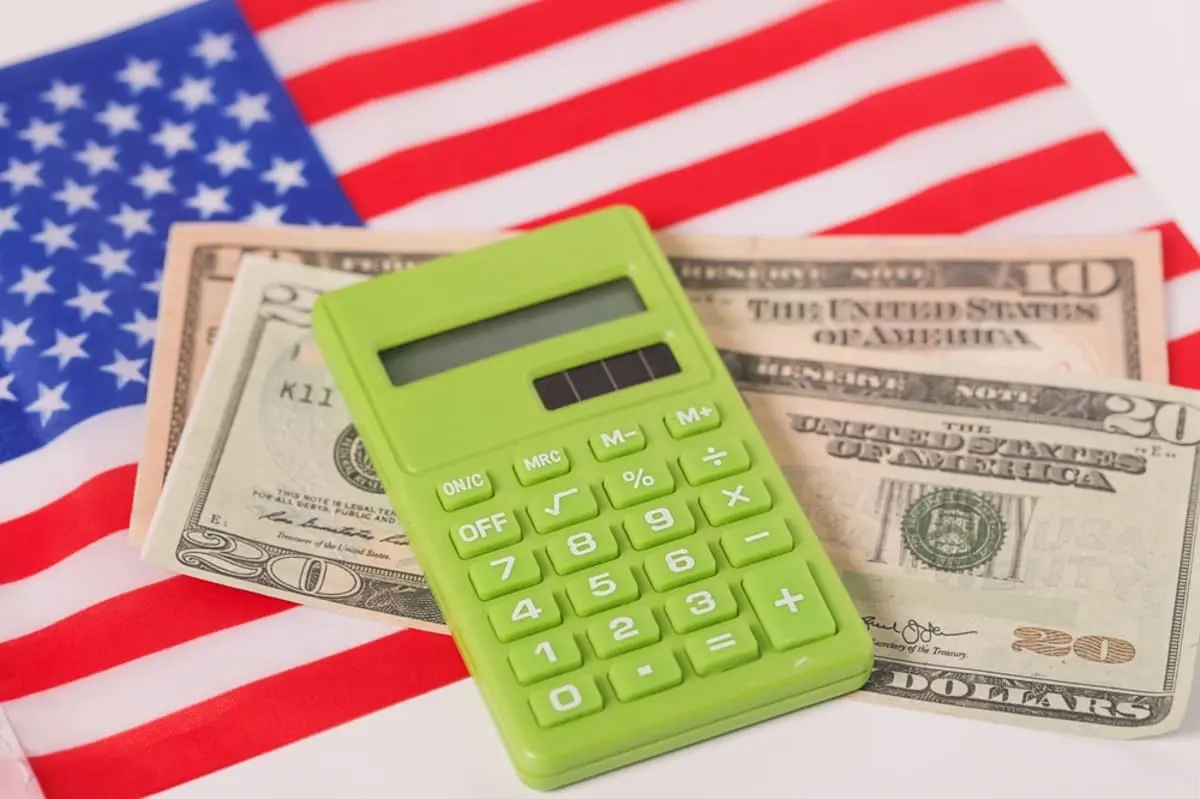 日本では「月約40万円」と聞くと十分な収入に感じますが、物価の高いアメリカではどう？ 家賃や食費を差し引くと、自由に使えるお金はいくら残るのでしょうか？