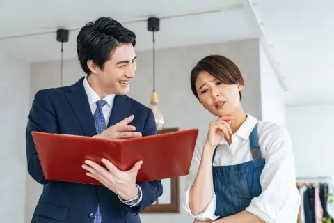扶養内「月10万円」でパート中なのに、同僚の急な退職で“月収11万円”に！ 店長に「証明書出すから11万円超でも大丈夫」と言われましたが、本当に大丈夫ですか？“証明書による扶養継続”とは