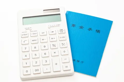 “氷河期世代”の48歳男性が、将来の「年金額12万円」に絶望！ 今からNISAで「月3万円」投資すれば“未納5年分”のマイナスは取り戻せますか？ 生涯の損失額と「年率5％」の複利効果を検証