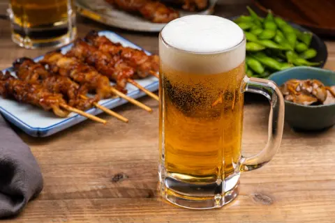 スーパーで夫がいつものビールをカゴに入れたところ、妻から「今月から発泡酒にして」と棚へ戻されました。毎日1本の晩酌くらい楽しみたいのに、ビールから発泡酒へ替えるだけで家計はそんなに変わるのでしょうか？