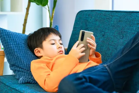 古いスマホを「Wi-Fi専用」で小学生の息子に渡したところ、まさかの「3万円」の請求が…！ SIMが入っていても通信しなければ料金はかからないと思っていましたが、一体なぜ？
