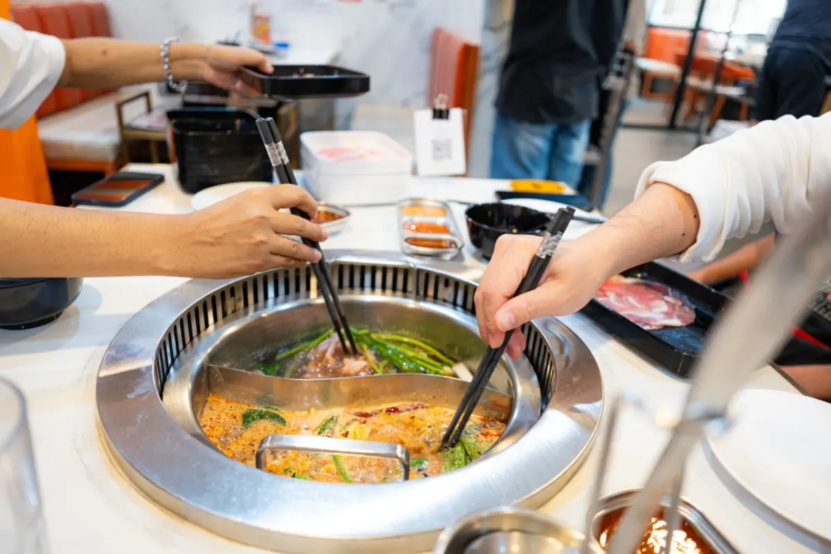【横取り】しゃぶ葉「配膳ロボット」が来る途中「国産牛・牛タン」を“他の客”に盗まれた!? SNS投稿に「自分もやられた」「怖い、考えたこともなかった」の声が…実際“わざと盗んだ”の証明は難しい？