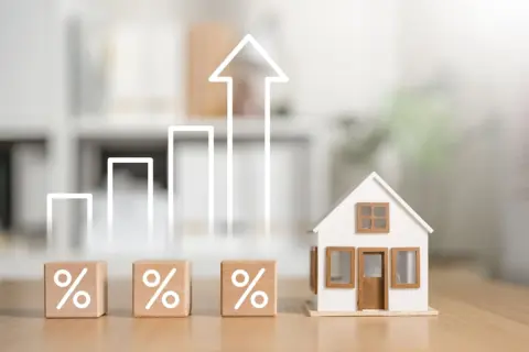 住宅ローン「固定金利1.0％×10年」で“返済総額3557万円”の予定が、銀行の「11年目から年2.3％」の通知に青ざめ…残り25年で“416万円”増えますが「借り換え・繰り上げ返済」どちらが良いですか？
