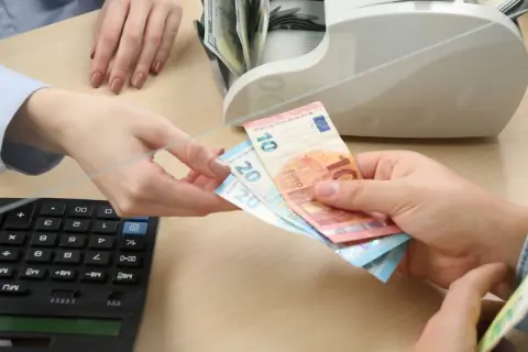 離れて暮らす義母へ毎月「5万円」を仕送りする夫。銀行窓口で毎回「880円」の手数料を払い、年間では「1万円以上」に…。「仕送りだから仕方ない」と言いますが、手数料を抑えて送る方法はないのでしょうか？