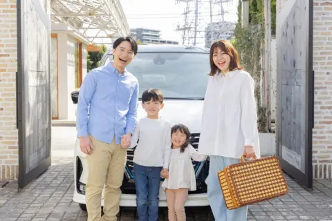 母が家族旅行の費用「100万円」をまとめて支払ってくれることに。「家族の旅行代なら贈与じゃない」と言いますが、私たち家族の分まで払ってもらって問題ないのでしょうか？