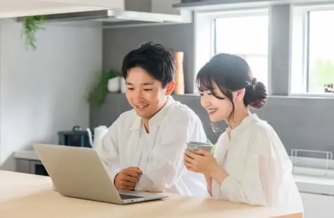 結婚前の“お金の話し合い”で、毎月の貯蓄額「約2.8万円」の差!? 貯蓄ゼロ割合も「2.3％」vs「16.4％」と劇的な差が…さらに“お小遣い5000円アップ”にもなる好循環の仕組みとは