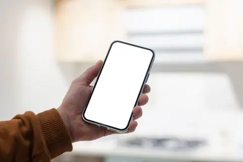 夫はスマホを「2年」で買い替えますが、私は同じ端末を6年使っています。故障していなくても買い替えるべきでしょうか？