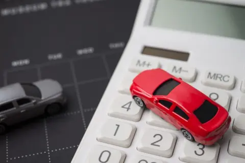 兄の車が“13年目”になり、自動車税が「年3万9500円→4万5400円」にアップ！「6000円くらいなら増えても…」と思いきや“重量税”も重くなる!?「乗り換え・買い替え」どちらが安いか確認