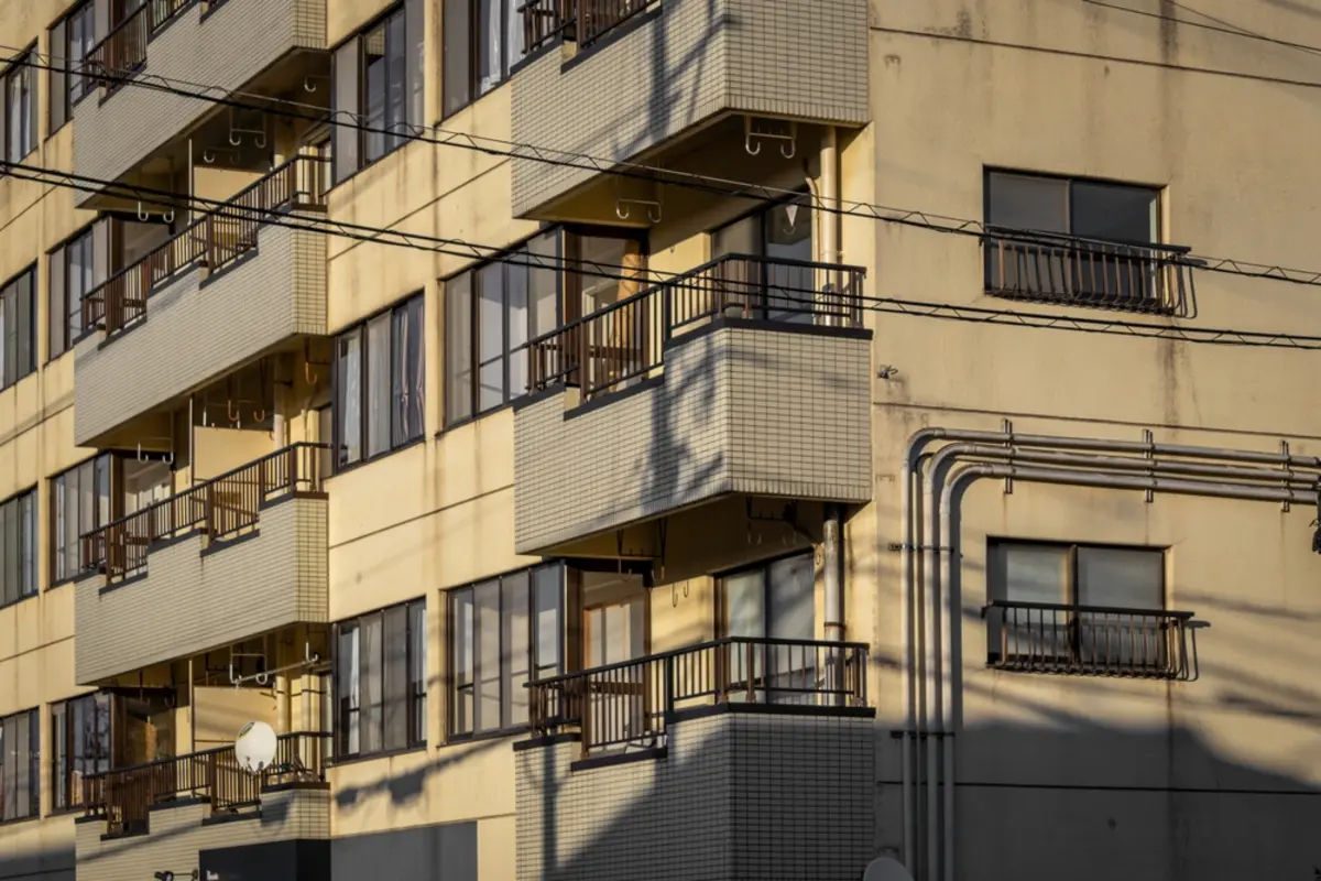 都営住宅で1人暮らしの母。失業した弟をしばらく住まわせたいと言っていますが、家族なら自由に同居させても問題ないのでしょうか？