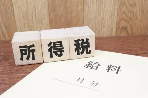 2027年から“所得税”が「1％増税」される!?「年収700万円」で家計はカツカツなのに、これ以上“税金を取る”のはナゼ？ 創設される「防衛特別所得税」の税負担をシミュレーション