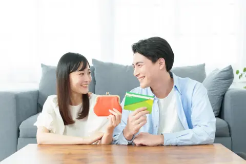 「世帯年収850万円の4人家族」vs「年収300万円1人暮らし」なら、ゆとりがあるのは“年収300万円”!? SNSでは「そりゃ少子化止まらん」「扶養控除もない」の声続々…実際の“手取り率・金額”を比較