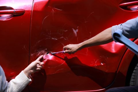 台風で隣家の物が飛んできて、わが家の車に「20万円」の傷が…。妻は「隣人に払ってもらえばいい」と言いますが、自然災害による被害でも修理代を請求できるのでしょうか？
