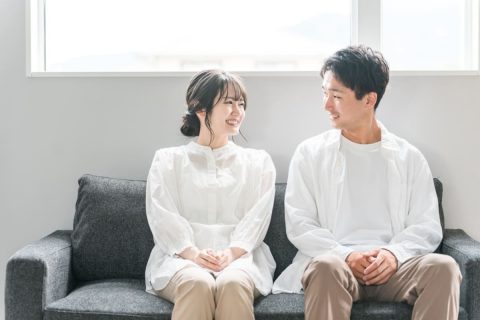 友人が結婚相手に求める条件は「年収800万円くらい」。私は「少し高望みでは？」と感じますが、本人は「40代の男性ならこれくらい普通」とのこと。実際の平均年収と比べても現実的な条件なのでしょうか？