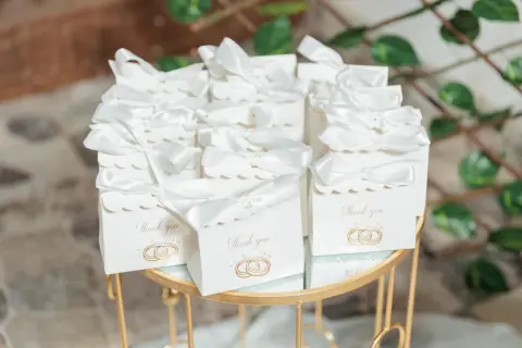 「都内高級ホテル」で先輩の“豪華挙式”に参列！「ご祝儀3万円」包んだのに、引き出物は“1500円のカタログギフト”でガッカリ…「式を豪華にしてゲストには節約」された!? 適正な相場とは