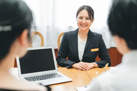 30代で実家暮らし、年収400万円ほどです。結婚相談所で婚活を始めようと思っていますが、登録料や月会費、成婚料など、活動には総額いくらくらいかかるのでしょうか？