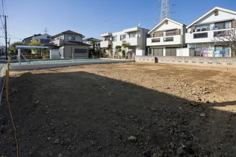 誰も住んでおらず、今後も使う予定のない実家の土地があります。固定資産税や管理費がかかるばかりで売れず、贈与するにも贈与税がかかります。不要な土地を手放す方法はありますか？