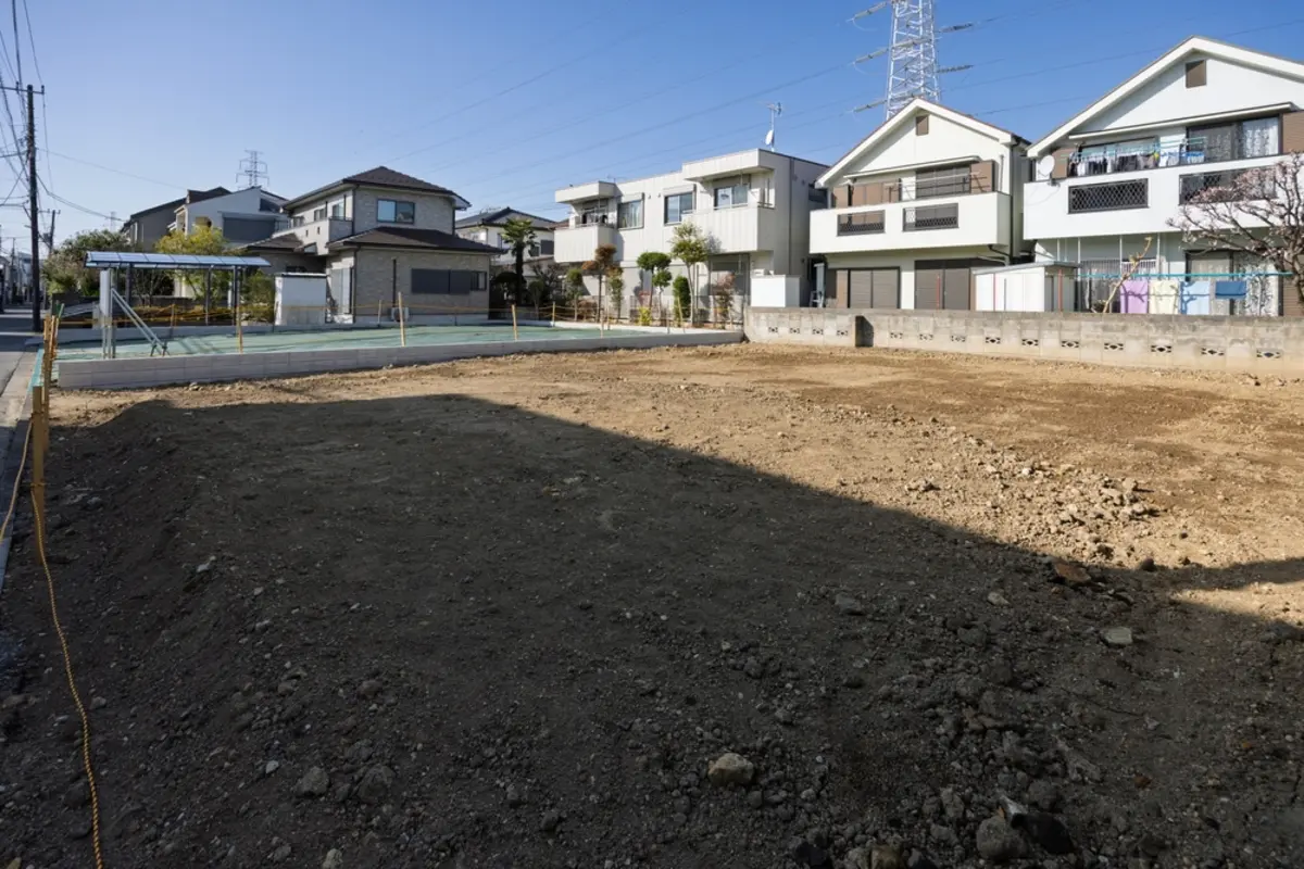 誰も住んでおらず、今後も使う予定のない実家の土地があります。固定資産税や管理費がかかるばかりで売れず、贈与するにも贈与税がかかります。不要な土地を手放す方法はありますか？
