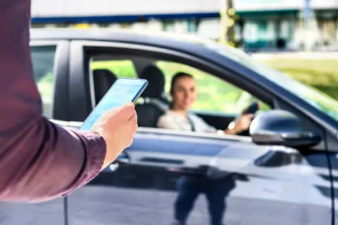 妻を車で迎えに駅前へ行き、路上で「5分」待機。「運転席にいるし、すぐ動かせるから大丈夫」と思っていましたが、車内にいても「駐車違反」になることはあるのでしょうか？ 「駐車」と「停車」の違いを確認