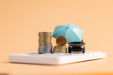 自宅の駐車場で車をぶつけ、修理代「3万円」に…。妻は「せっかく自動車保険に入っているから使おう」と言いますが、少額でも保険を使ったほうが得なのでしょうか？