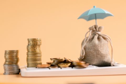 夫が転職して年収が「700万円」から「500万円」に下がりました。生命保険料は毎月「2万円」のままですが、収入が減った場合は保障内容も見直したほうがよいのでしょうか？