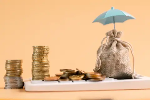 夫が転職して年収が「700万円」から「500万円」に下がりました。生命保険料は毎月「2万円」のままですが、収入が減った場合は保障内容も見直したほうがよいのでしょうか？