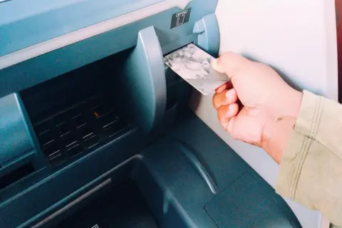 年金受給中の父が死亡。口座凍結前に「最後の年金20万円」を急いで引き出したら、後日「不正受給だ！」と役所から連絡が！ 知らないと“犯罪扱い”される、未支給年金の正しい受け取り方とは