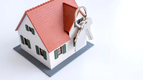 相続した空き家を年間「30万円」かけて維持しています。不動産会社から「売らずに貸したほうがよい」と言われましたが、賃貸にすれば負担は減るのでしょうか？