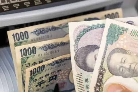 父が亡くなり“葬儀代”に「50万円」を口座から引き出しました。親戚に「借金あっても相続放棄できなくなる」と言われましたが“父の葬式代”なのにダメなんですか？ 相続時の注意点とは