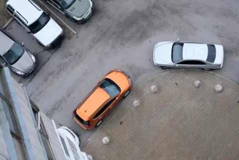 マンションの「来客用駐車場」を“2台目の駐車場”として使う住民に怒り！ 友人が来るのに「満車で予約不可」だったのですが、毎日のように“同じ車”が停まってるのは問題ないのでしょうか？